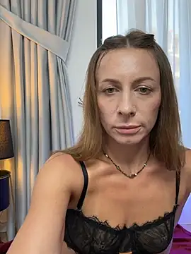 Mira Luna online show from June 28, 2026, 4:24 pm