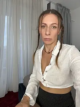 Mira Luna online show from July 3, 2026, 5:52 pm