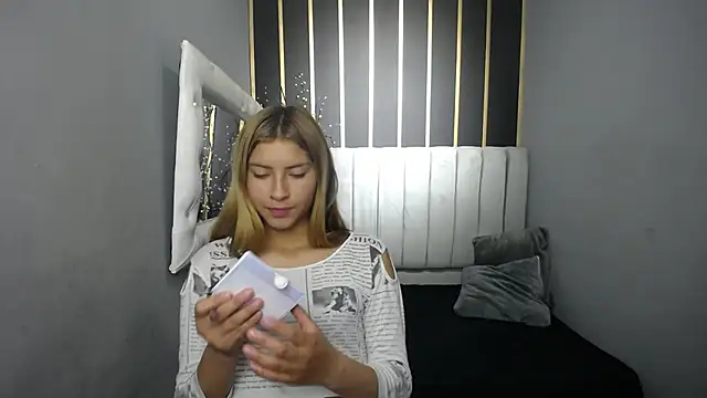 Snapshot of nancy_blonde chatting on May 8, 2026, 12:43 pm nancy blonde online show from May 8, 2026, 12:43 pm