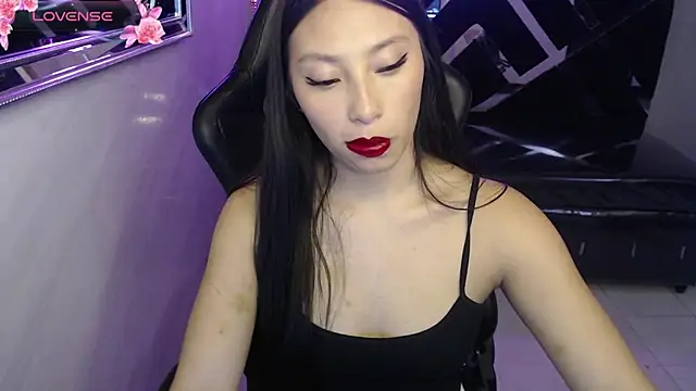 Queen Jen v online show from May 1, 2026, 8:02 pm