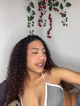 Snapshot of Daphnne_Curly chatting on May 15, 2026, 2:29 am Daphnne Curly online show from May 15, 2026, 2:29 am