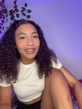 Snapshot of Daphnne_Curly chatting on May 22, 2026, 3:46 am Daphnne Curly online show from May 22, 2026, 3:46 am