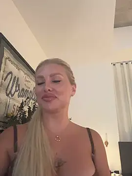 Karen Luxe online show from April 28, 2026, 11:21 pm