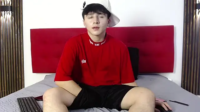 LunayDream online show from April 23, 2026, 7:27 pm