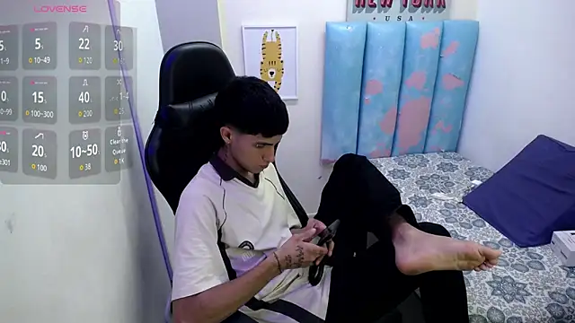 AAA WHITE online show from April 25, 2026, 8:06 am