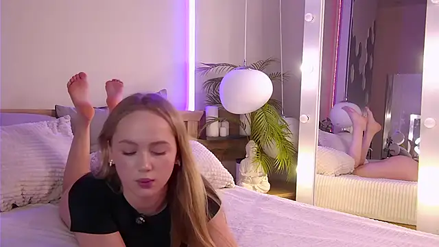 Emi Sterling online show from April 25, 2026, 1:41 pm