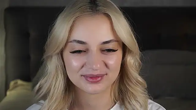 AliceThorne online show from April 19, 2026, 5:23 pm