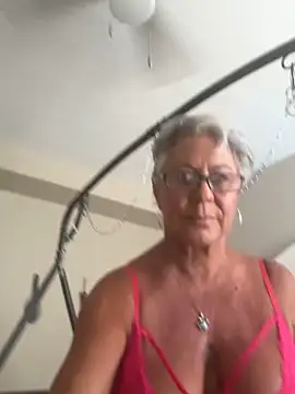 Snapshot of SilverRain_ chatting on April 22, 2026, 3:02 pm SilverRain online show from April 22, 2026, 3:02 pm