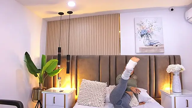 EvaRios  online show from April 22, 2026, 12:18 pm