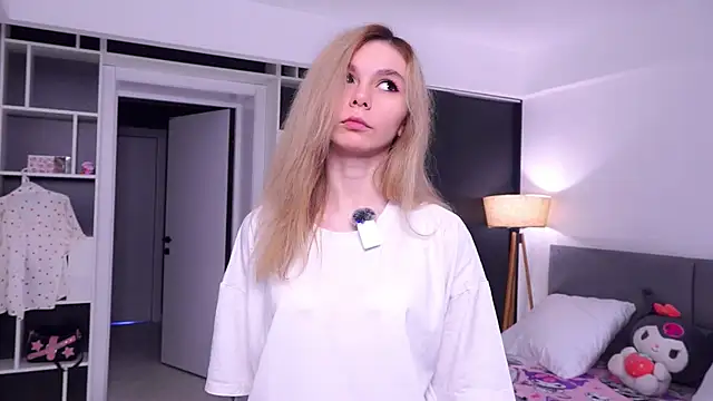 DarlineHoldness online show from April 22, 2026, 6:05 am