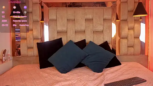 Lunaxh1 online show from April 22, 2026, 1:23 pm