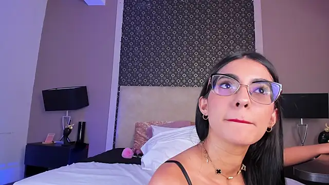 Larissa Luna online show from June 3, 2026, 12:30 pm