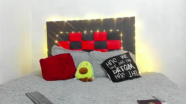 camila valenciia  online show from April 22, 2026, 4:41 pm