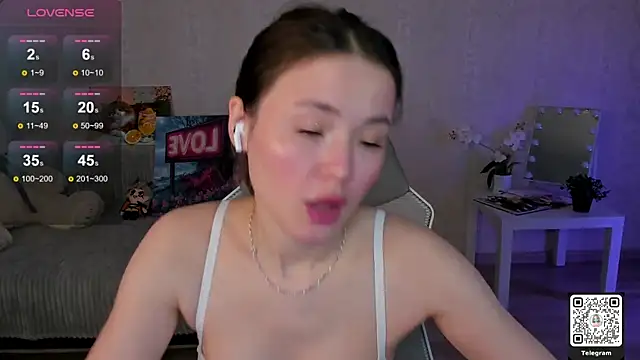 Snapshot of LinnLove chatting on May 18, 2026, 7:03 am LinnLove online show from May 18, 2026, 7:03 am