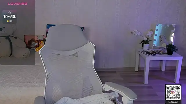 Snapshot of LinnLove chatting on May 20, 2026, 6:52 am LinnLove online show from May 20, 2026, 6:52 am