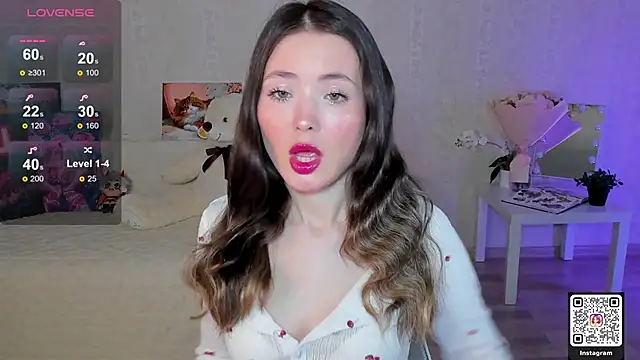 Snapshot of LinnLove chatting on June 3, 2026, 7:00 am LinnLove online show from June 3, 2026, 7:00 am