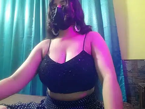 Snapshot of -Queenie chatting on July 3, 2026, 7:20 pm -Queenie online show from July 3, 2026, 7:20 pm