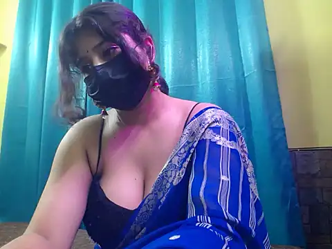 Snapshot of -Queenie chatting on July 5, 2026, 6:48 pm -Queenie online show from July 5, 2026, 6:48 pm