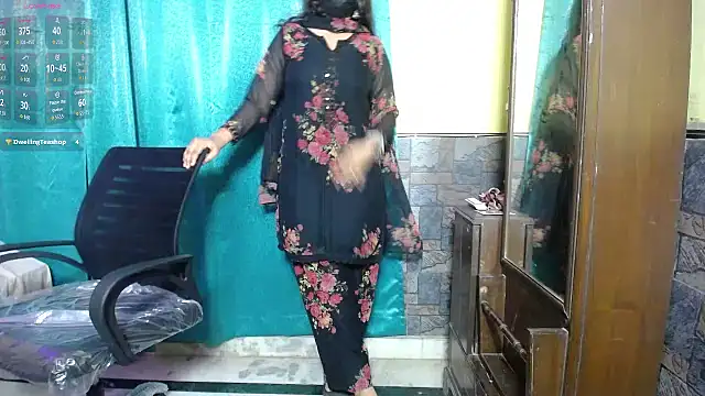 Snapshot of -Queenie chatting on July 25, 2026, 7:00 pm -Queenie online show from July 25, 2026, 7:00 pm