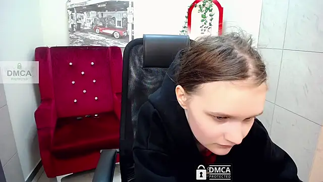  donnaSia  online show from May 1, 2026, 6:18 am