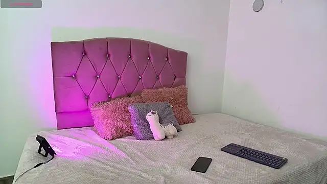 Valentina  Luxx online show from April 25, 2026, 6:27 pm