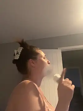Poppylooloo online show from June 29, 2026, 7:03 pm