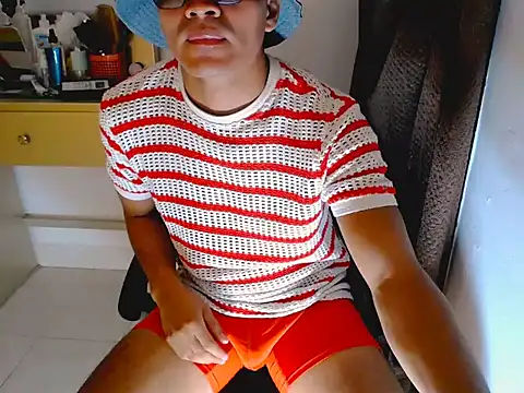 bombomdechcolate online show from April 22, 2026, 9:05 pm