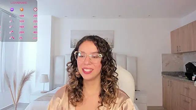 Snapshot of sienna_luxor chatting on May 24, 2026, 5:07 pm sienna luxor online show from May 24, 2026, 5:07 pm