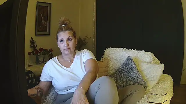 Snapshot of Divineblond chatting on February 17, 2025, 9:52 pm Divineblond online show from February 17, 2025, 9:52 pm