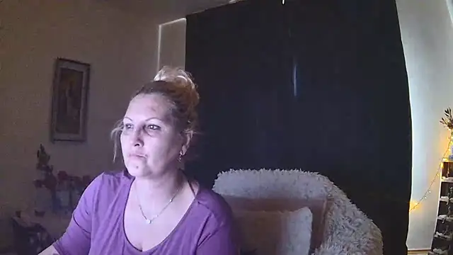 Snapshot of Divineblond chatting on February 19, 2025, 11:17 am Divineblond online show from February 19, 2025, 11:17 am