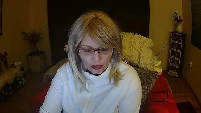 Snapshot of Divineblond chatting on February 20, 2025, 8:36 pm Divineblond online show from February 20, 2025, 8:36 pm