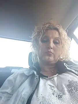 Snapshot of Divineblond chatting on March 9, 2025, 12:20 pm Divineblond online show from March 9, 2025, 12:20 pm