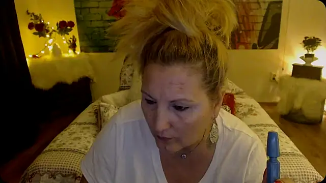 Snapshot of Divineblond chatting on March 17, 2025, 6:00 pm Divineblond online show from March 17, 2025, 6:00 pm