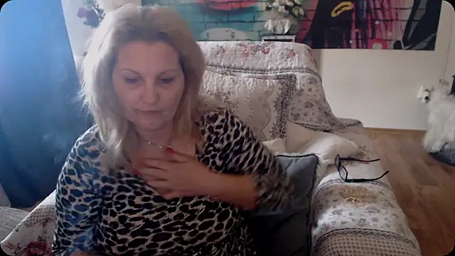 Snapshot of Divineblond chatting on March 19, 2025, 10:22 am Divineblond online show from March 19, 2025, 10:22 am