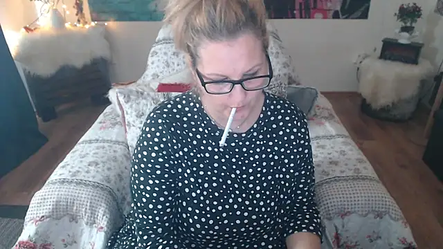 Snapshot of Divineblond chatting on March 21, 2025, 1:45 pm Divineblond online show from March 21, 2025, 1:45 pm