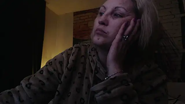 Snapshot of Divineblond chatting on March 22, 2025, 2:27 am Divineblond online show from March 22, 2025, 2:27 am