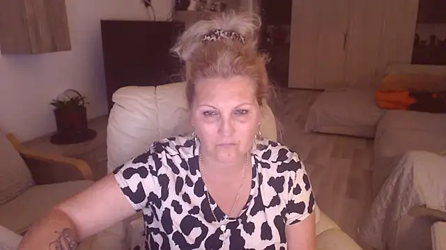 Snapshot of Divineblond chatting on September 18, 2025, 10:56 pm Divineblond online show from September 18, 2025, 10:56 pm