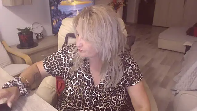 Snapshot of Divineblond chatting on September 24, 2025, 10:46 pm Divineblond online show from September 24, 2025, 10:46 pm