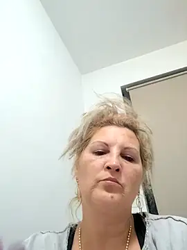 Snapshot of Divineblond chatting on October 4, 2025, 4:38 pm Divineblond online show from October 4, 2025, 4:38 pm