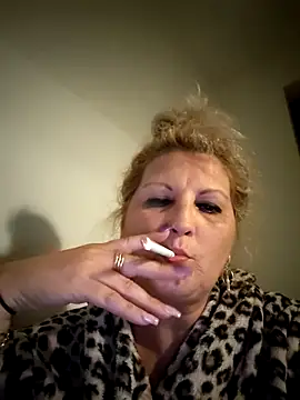 Snapshot of Divineblond chatting on October 6, 2025, 7:33 pm Divineblond online show from October 6, 2025, 7:33 pm