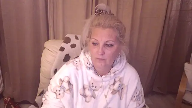 Snapshot of Divineblond chatting on November 7, 2025, 7:25 pm Divineblond online show from November 7, 2025, 7:25 pm