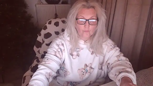 Snapshot of Divineblond chatting on November 18, 2025, 10:14 pm Divineblond online show from November 18, 2025, 10:14 pm