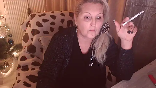 Snapshot of Divineblond chatting on November 24, 2025, 8:52 pm Divineblond online show from November 24, 2025, 8:52 pm