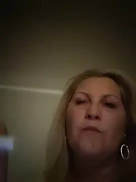 Snapshot of Divineblond chatting on November 26, 2025, 8:43 pm Divineblond online show from November 26, 2025, 8:43 pm