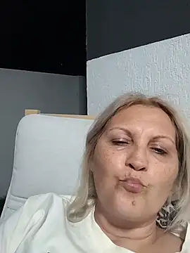 Divineblond online show from April 24, 2026, 6:21 pm