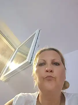 Divineblond online show from June 10, 2026, 8:30 pm