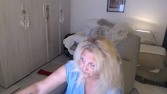 Divineblond online show from June 15, 2026, 9:06 pm