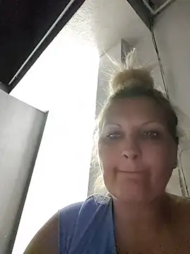 Divineblond online show from June 17, 2026, 7:37 pm