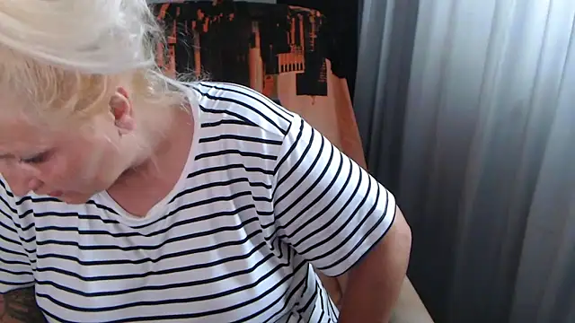 Divineblond online show from June 22, 2026, 1:41 pm
