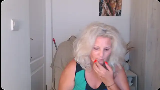 Divineblond online show from July 23, 2026, 1:58 am